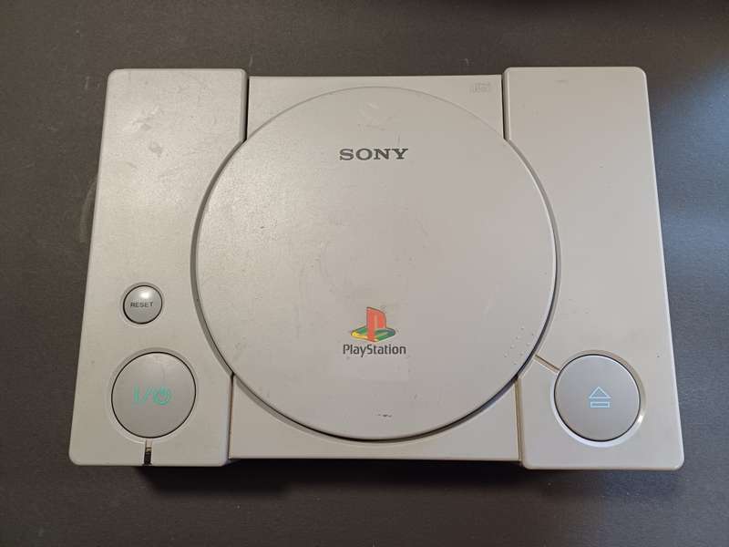 PlayStation 1 (System Complete) plus generic controller