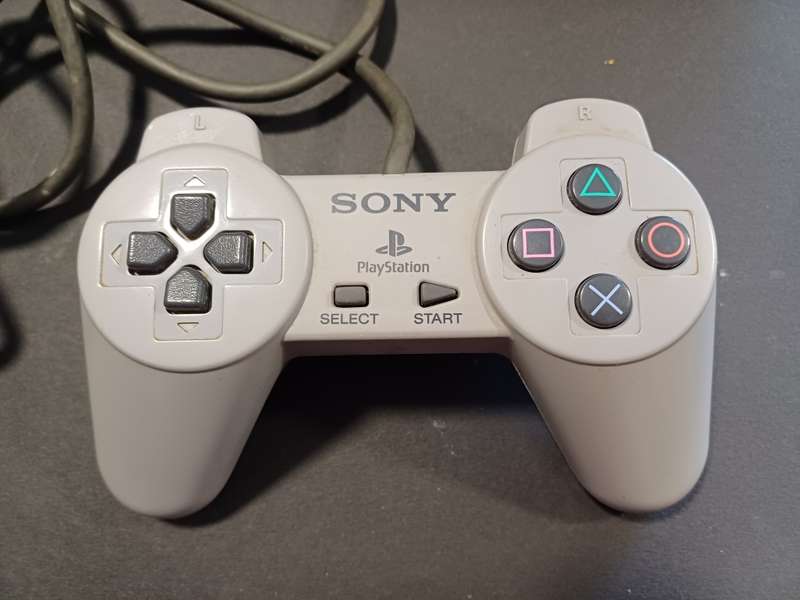 PlayStation 1 (System Complete) plus generic controller