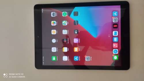 Apple Ipad 5th Gen 32GB *** Please read the Add*** Cracked screen