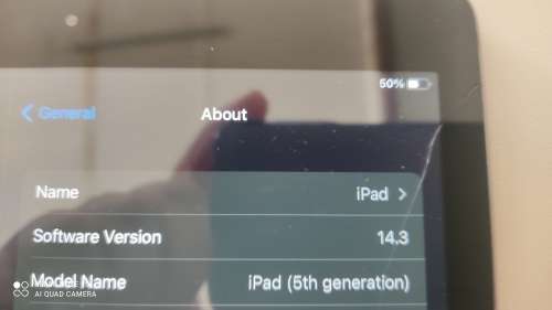 Apple Ipad 5th Gen 32GB *** Please read the Add*** Cracked screen