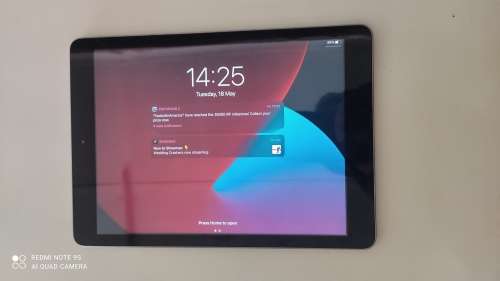Apple Ipad 5th Gen 32GB *** Please read the Add*** Cracked screen