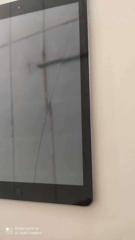 Apple Ipad 5th Gen 32GB *** Please read the Add*** Cracked screen