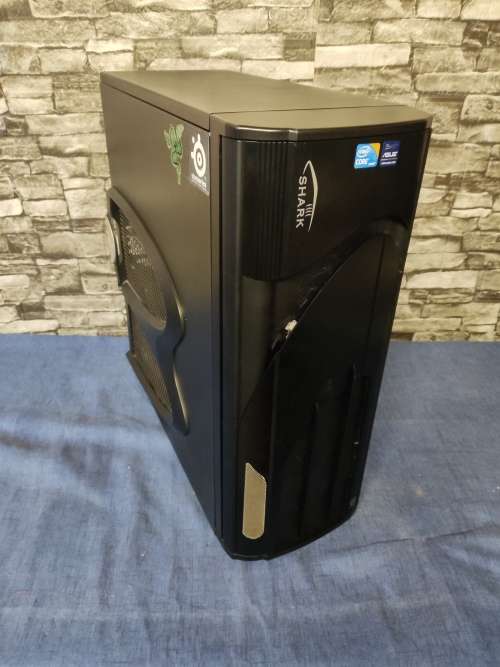 Thermaltake Shark VA7000BWA ATX/MicroATX Full Tower Case with EMI Shield Honeycomb Side Panel