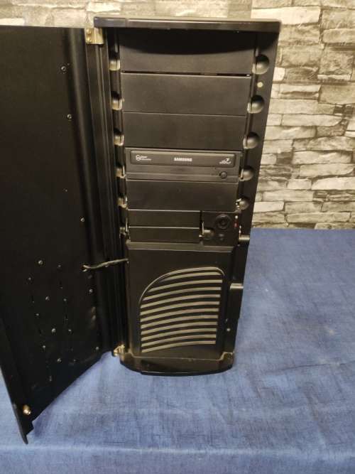 Thermaltake Shark VA7000BWA ATX/MicroATX Full Tower Case with EMI Shield Honeycomb Side Panel