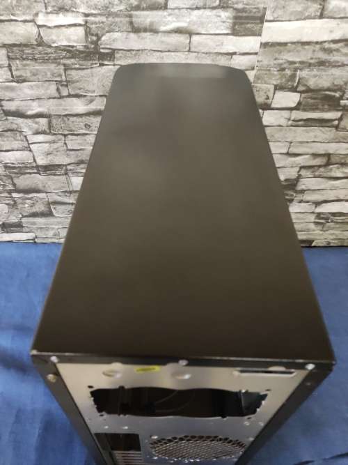 Thermaltake Shark VA7000BWA ATX/MicroATX Full Tower Case with EMI Shield Honeycomb Side Panel