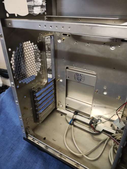 Thermaltake Shark VA7000BWA ATX/MicroATX Full Tower Case with EMI Shield Honeycomb Side Panel