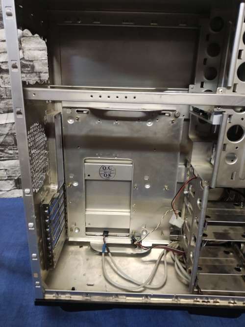 Thermaltake Shark VA7000BWA ATX/MicroATX Full Tower Case with EMI Shield Honeycomb Side Panel