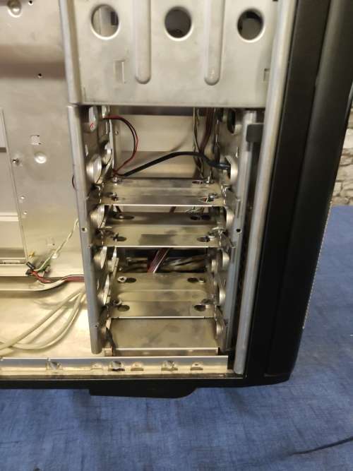 Thermaltake Shark VA7000BWA ATX/MicroATX Full Tower Case with EMI Shield Honeycomb Side Panel
