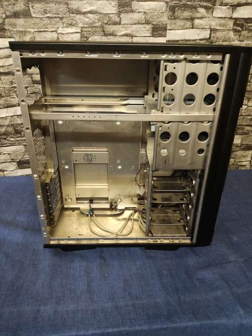 Thermaltake Shark VA7000BWA ATX/MicroATX Full Tower Case with EMI Shield Honeycomb Side Panel