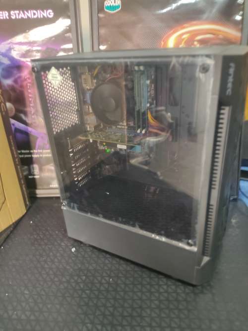 **Intel core i7**AMD HD8490 Graphics Card**8GB Ram**Asus Motherboard**Antec Gaming Case**