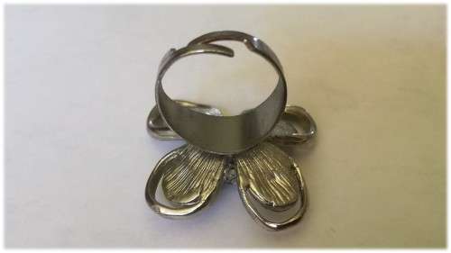 4 Beige petals with diamanté
