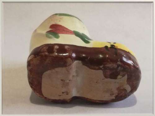 Miniature Italian ceramic - S Gimignano  - light yellow boot