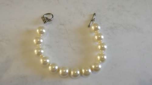 13 Large faux pearls bracelet
