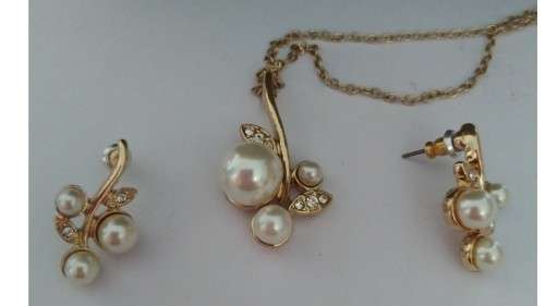 2 Piece - faux pearl necklace with earrings