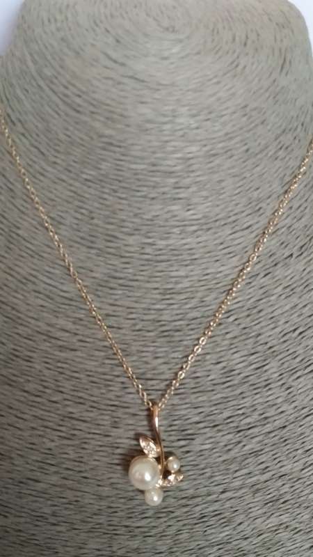 2 Piece - faux pearl necklace with earrings