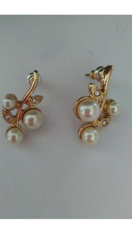 2 Piece - faux pearl necklace with earrings