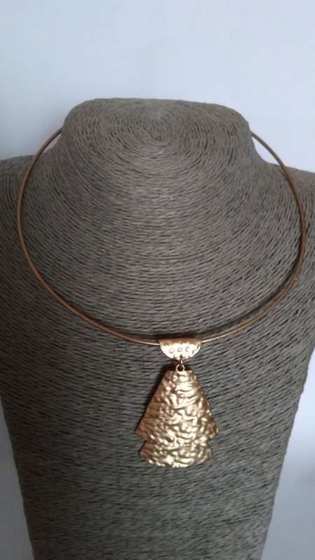 Gold tone round necklace