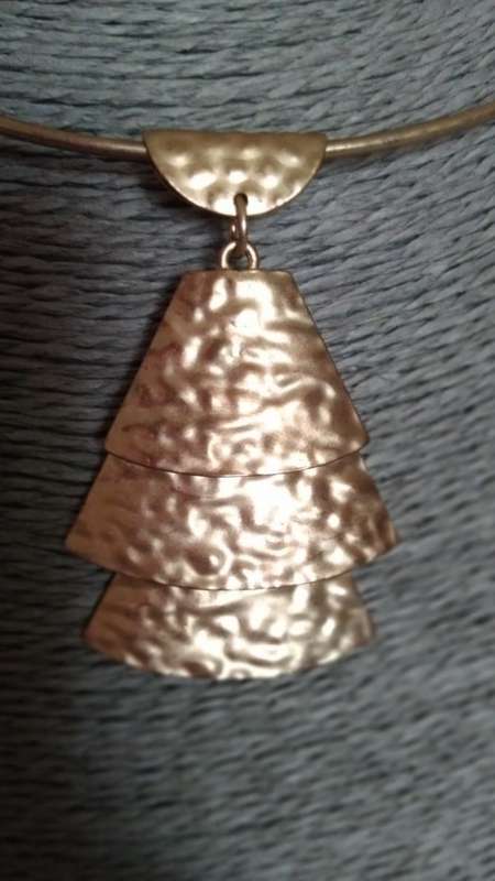 Gold tone round necklace