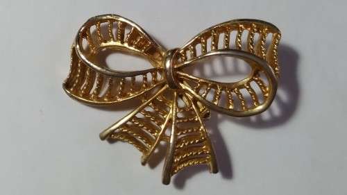 Gold tone bow brooch