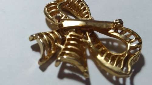 Gold tone bow brooch