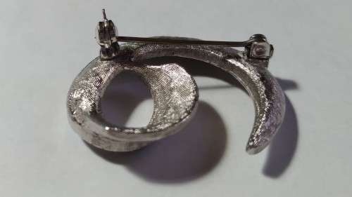 Retro silver tone brooch