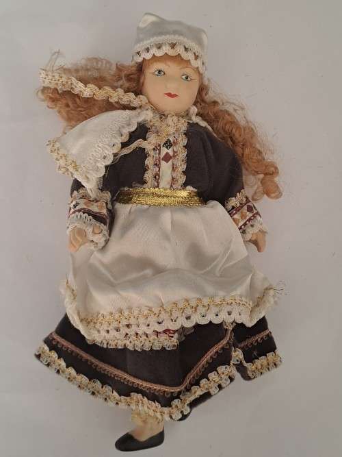 Porcelain Dolls of the World -  France -  +/-23cm x +/-12cm -  Read note
