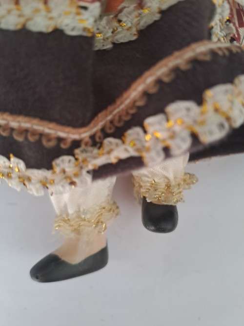 Porcelain Dolls of the World -  France -  +/-23cm x +/-12cm -  Read note