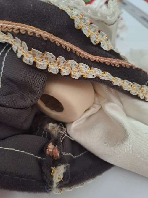 Porcelain Dolls of the World -  France -  +/-23cm x +/-12cm -  Read note