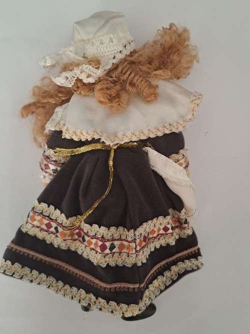 Porcelain Dolls of the World -  France -  +/-23cm x +/-12cm -  Read note
