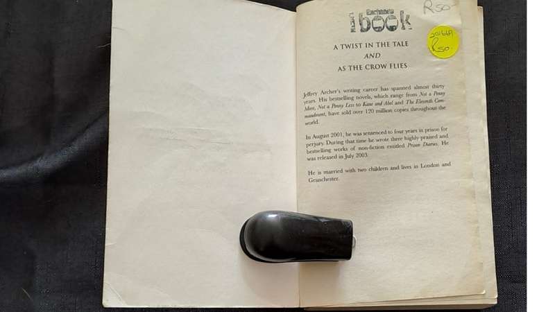 Jeffrey Archer omnibus - A twist in the tale/As the crow flies  - paperback/softcover - pages 739