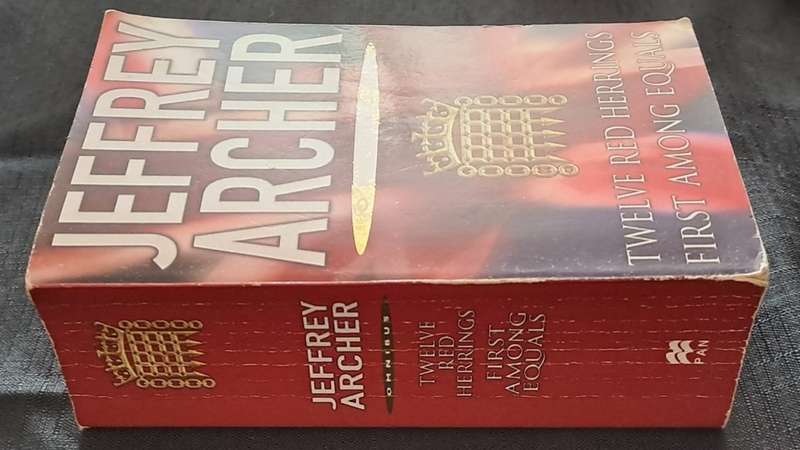 Jeffrey Archer omnibus - Twelve red herrings/First among equals - paperback/softcover - pages +300