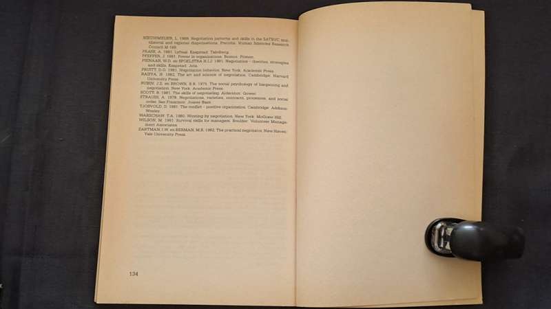 Chris Pottas & Louise Niewmeijer -  Onderhandeling - `n Fyn kuns - paperback/softcover - pages  134