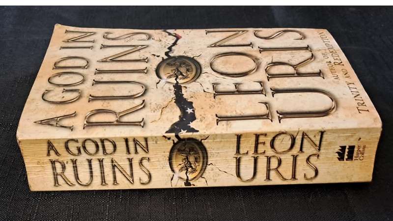 Leon Uris - A god in ruins - Paperback/softcover -  Pages 483