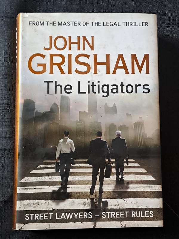 John Grisham - The Litigators  - hardcover + dustcover - pages 385