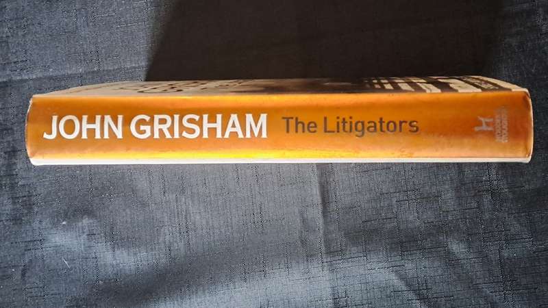 John Grisham - The Litigators  - hardcover + dustcover - pages 385