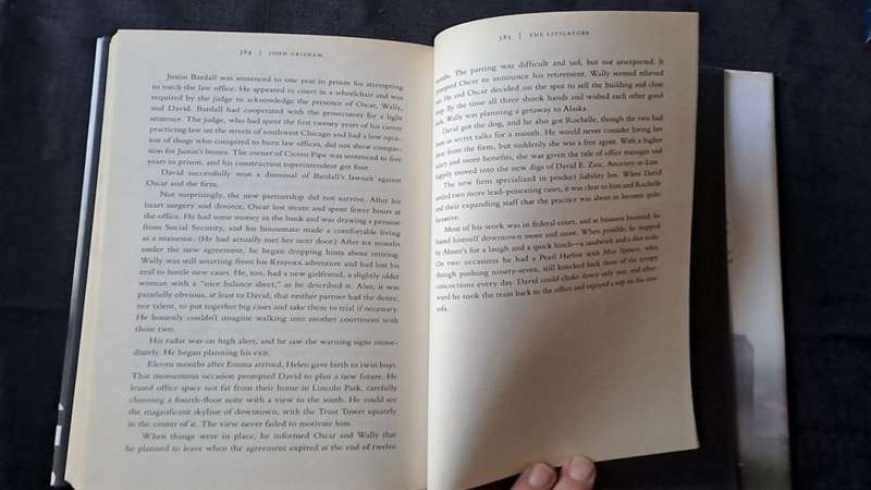 John Grisham - The Litigators  - hardcover + dustcover - pages 385