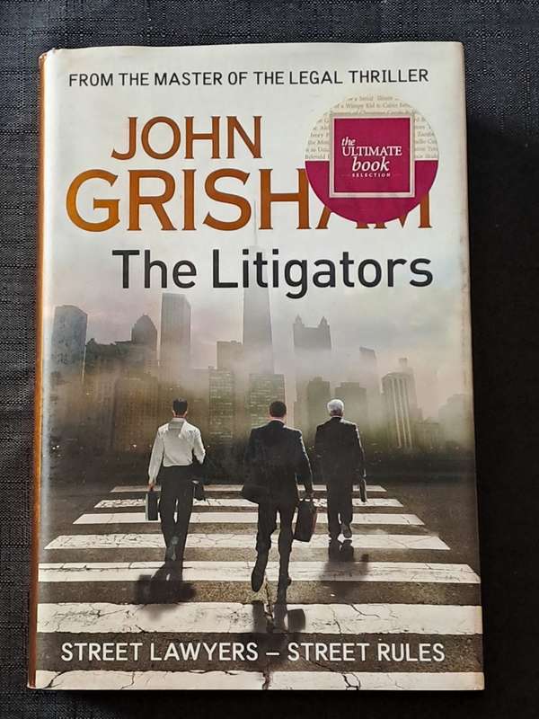 John Grisham - The Litigators  - hardcover + dustcover - pages 385