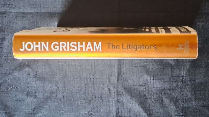 John Grisham - The Litigators  - hardcover + dustcover - pages 385