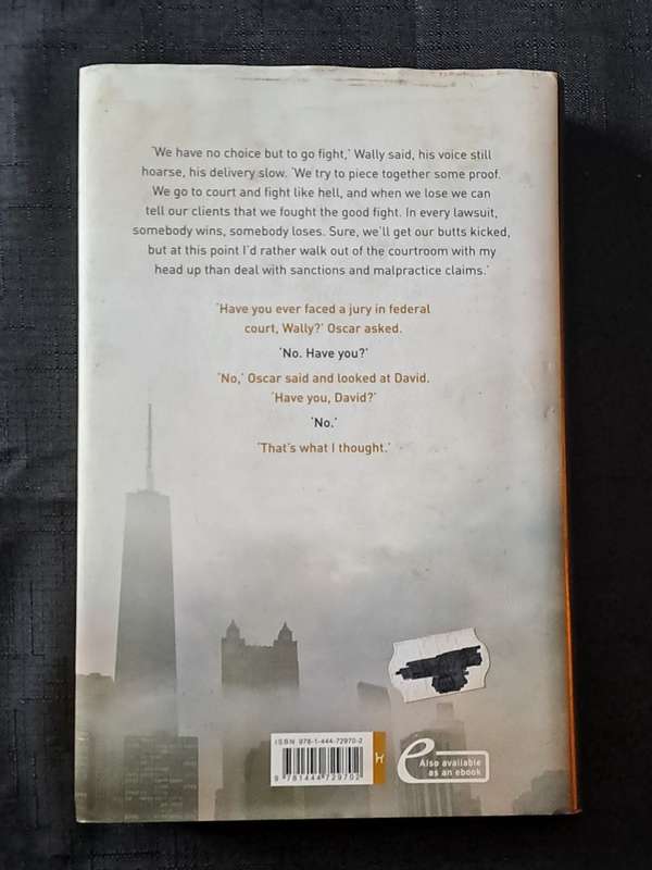 John Grisham - The Litigators  - hardcover + dustcover - pages 385