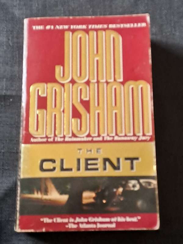 John Grisham - The Client  - paperback/softcover - pages  566
