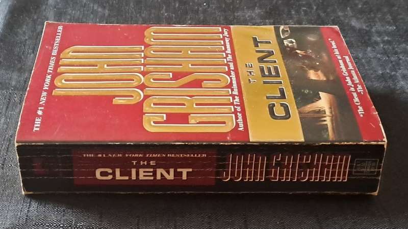 John Grisham - The Client  - paperback/softcover - pages  566