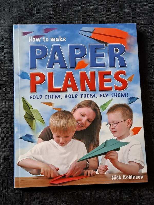 Nick Robinson  - How to make paper places - paperback/softcover - pages 160