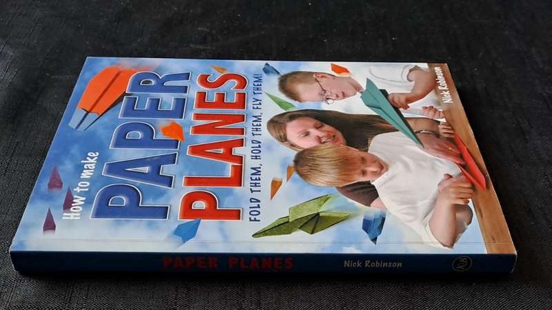 Nick Robinson  - How to make paper places - paperback/softcover - pages 160
