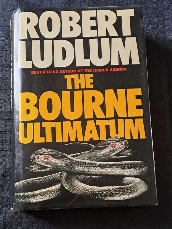 Robert Ludlum - The Bourne Ultimatum - hardcover + dustcover  - pages 602