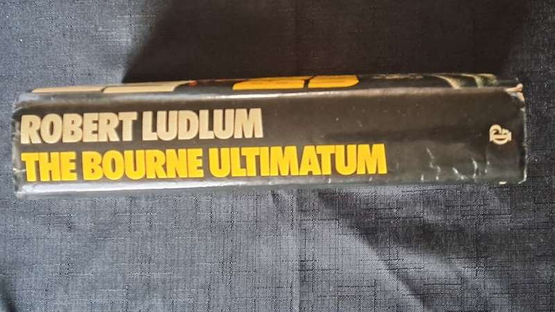 Robert Ludlum - The Bourne Ultimatum - hardcover + dustcover  - pages 602