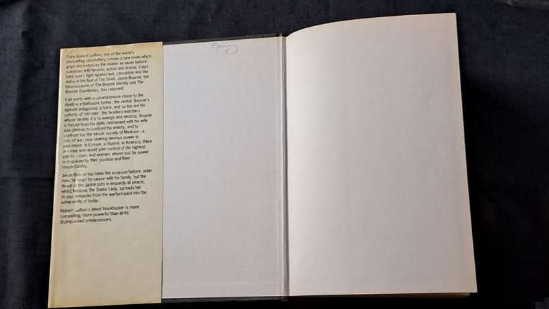 Robert Ludlum - The Bourne Ultimatum - hardcover + dustcover  - pages 602