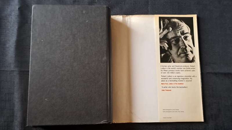 Robert Ludlum - The Bourne Ultimatum - hardcover + dustcover  - pages 602