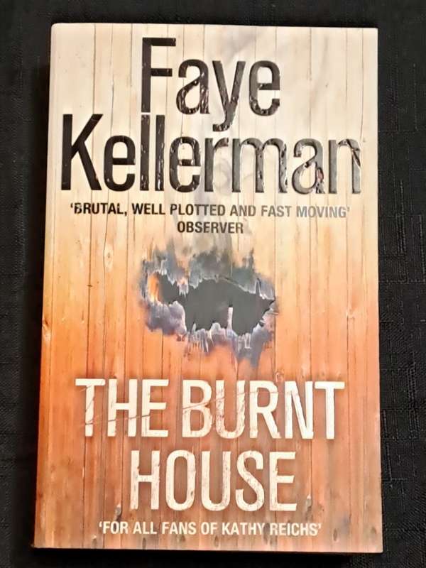 Faye Kellerman  - The burnt house - paperback/softcover - pages 473