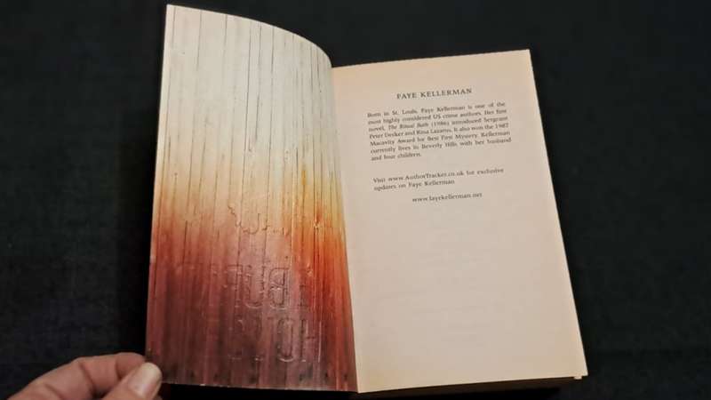 Faye Kellerman  - The burnt house - paperback/softcover - pages 473