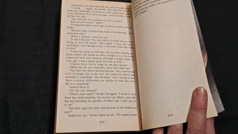 Faye Kellerman  - The burnt house - paperback/softcover - pages 473